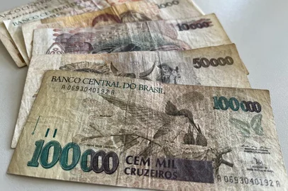 Cédulas de cruzeiro, em vigor até julho de 1993<!-- NICAID(15589080) -->