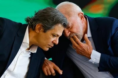 Lula elogia Haddad e diz que governo busca fazer tributação mais justaDF - LULA/HADDAD/ELOGIOS - ECONOMIA - O presidente Luiz Inácio Lula da Silva (PT) e o ministro da Fazenda, Fernando Haddad, na cerimônia de lançamento do   Plano Safra 2025/2026 para a agricultura empresarial, no Palácio do Planalto, em Brasília, nesta terça-feira, 1 de   julho de 2025. Lula disse que é preciso preservar o meio ambiente e recuperar terras degradadas para produzir mais   em menos área. Para falar da importância da questão climática, o presidente citou também as diversas paralisações   de partidas da Copa do Mundo de Clubes da Fifa, que está sendo realizada nos Estados Unidos.   01/07/2025 - Foto: WILTON JUNIOR/ESTADÃO CONTEÚDOEditoria: ECONOMIALocal: BRASÍLIAIndexador: WILTON JUNIORFonte: ESTADAO CONTEUDOFotógrafo: ESTADÃO CONTEÚDO<!-- NICAID(16080243) -->