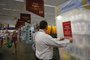 PORTO ALEGRE, RS, BRASIL, 08-03-2021: Gôndolas com produtos não essenciais cobertas com plástico em supermercado Bourbon. Novas restrições proíbem a venda desses produtos nesses estabelecimentos. (Foto: Mateus Bruxel / Agência RBS)Indexador: Mateus Bruxel<!-- NICAID(14730045) -->