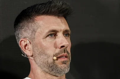 PORTO ALEGRE, RS, BRASIL, 27-02-26: Coletiva pré-Grenal com técnico do Internacional Paulo Pezzolano, técnico Gremista Luis Castro, e os capitães Alan Patrick e Arthur Melo. Fotos: Duda Fortes/Agencia RBS<!-- NICAID(16234682) -->