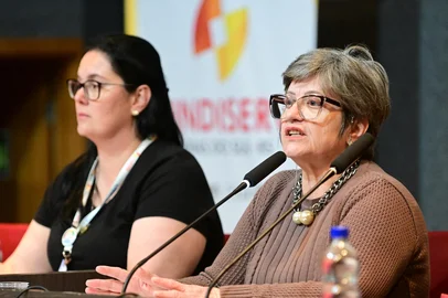 A aprovação do reajuste de mais de R$ 900 no auxílio-alimentação dos servidores da Câmara de Vereadores de Caxias do Sul está gerando um embate com o Sindicato dos Servidores Municipais (Sindiserv). Segundo a presidente Silvana Piroli, o valor não foi negociado com a entidade e agora vão reivindicar a mesma quantia para todos os servidores da cidade. <!-- NICAID(16199602) -->