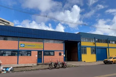 Em meio à crise dos Correios, servidores de Erechim se revezam na limpeza de Centro de Distribuição<!-- NICAID(16186741) -->