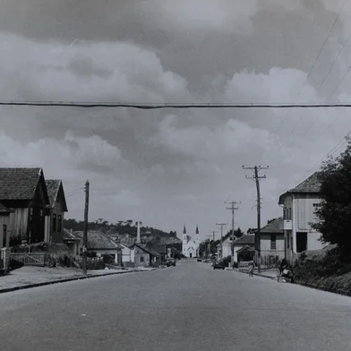 *** Fotos Antigas B.lourdes-Nereu ***Reprodução de fotos antigas do Bairro de Lourdes no Arquivo Histórico.Vista da Rua Os Dezoito do Forte.Reprodução Geremia 1957.<!-- NICAID(1025531) -->