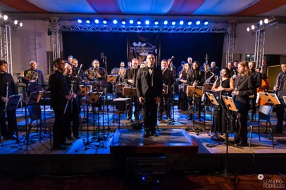 Orquestra Municipal de Carlos Barbosa apresenta o seu tradicional Concerto Especial em comemoração ao aniversário do municípioNeste ano, celebra também os 200 anos da imigração alemã no Brasil.Como convidados, o concerto contará com a participação da Orquestra Municipal de São Vendelino, dia 25 de setembro, às 20h, no Centro Cultural Mãe de Deus.Entrada franca.foto: Orquestra Municipal de Carlos Barbosa<!-- NICAID(15870362) -->