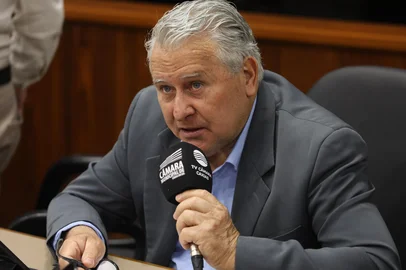 Durante uma manifestação do vereador Jack Abreu (PDT) sobre seu trabalho na secretaria de Habitação na sessão de quarta-feira (12), o vereador Zé Dambrós (PSB) sugeriu a criação de um "Pix Solidário" para que a pasta consiga materiais de construção para as comunidades. <!-- NICAID(16166798) -->