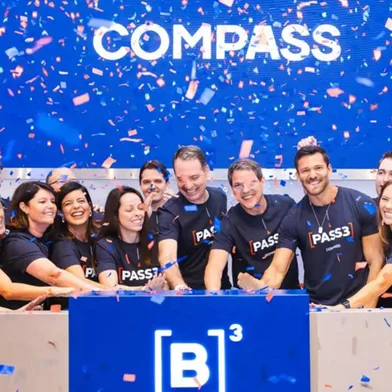 Pela primeira vez desde 2021, uma companhia estreou na bolsa de valores brasileira (B3) nesta segunda-feira (11). A responsável por quebrar o jejum de aberturas de capital foi a Compass, empresa de gás e energia com forte atuação no Rio Grande do Sul e participação relevante na Sulgás.<!-- NICAID(16282626) -->