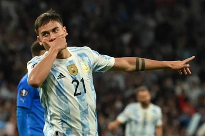 775816808Argentina's striker Paulo Dybala celebrates after scoring their third goal during the 'Finalissima' International friendly football match between Italy and Argentina at Wembley Stadium in London on June 1, 2022. - The Azzurri face the South American continental champions in the inaugural Finalissima at Wembley. (Photo by Glyn KIRK / AFP)Editoria: SPOLocal: LondonIndexador: GLYN KIRKSecao: soccerFonte: AFPFotógrafo: STR<!-- NICAID(15263497) -->