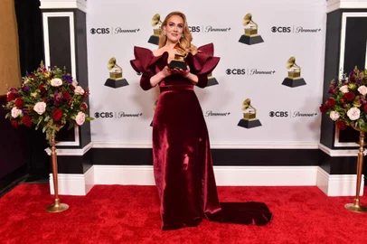 LOS ANGELES, CALIFORNIA - FEBRUARY 05: Adele poses with the Best Pop Solo Performance Award for "Easy on Me" in the press room during the 65th GRAMMY Awards at Crypto.com Arena on February 05, 2023 in Los Angeles, California.   Alberto E. Rodriguez/Getty Images for The Recording Academy/AFP (Photo by Alberto E. Rodriguez / GETTY IMAGES NORTH AMERICA / Getty Images via AFP)<!-- NICAID(15341083) -->