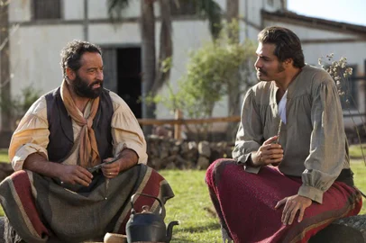 Em cena de O Tempo e o Vento, rodada em Bagé, Cris Pereira como Juvenal Terra e Thiago Lacerda, de Capitão Rodrigo.<!-- NICAID(8197190) -->