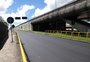 Após tapa-buracos desastroso, alças de acesso a viaduto, em Caxias, têm asfalto substituído