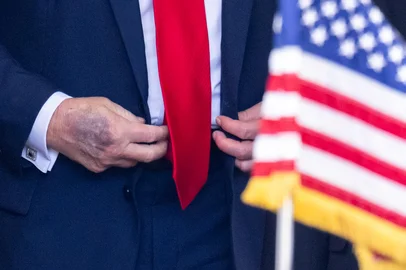 A view of the hand of US President Donald Trump as he greets South Korean President Lee Jae Myung as he arrives at the West Wing entrance of the White House in Washington, DC, on August 25, 2025. Trump on Monday suggested that a "purge or revolution" was underway in South Korea, hours before new President Lee Jae Myung was due at the White House. He did not specify to what he was referring but said he would bring it up with Lee. (Photo by SAUL LOEB / AFP)Editoria: POLLocal: WashingtonIndexador: SAUL LOEBSecao: diplomacyFonte: AFPFotógrafo: STF<!-- NICAID(16109937) -->
