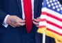 Trump volta a aparecer com hematoma na mão; entenda