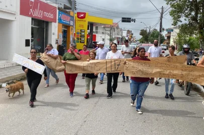 Moradores de Arroio Grande invadem escritório da CEEE Equatorial para protestar contra falta de luz<!-- NICAID(15729107) -->