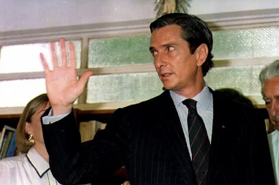 JULIO PEREIRA / AFP Former Brazilian President Fernando Collor de Mello waves to reporters 30 December 1992 after his press conference where he spoke about his resignation. The Brazilian Senate voted 76-3 to charge him with misconduct and banned him from political life for eight years. (Photo by JULIO PEREIRA / AFP)Editoria: CLJLocal: BrasíliaIndexador: JULIO PEREIRASecao: justice and rightsFonte: AFP<!-- NICAID(16024390) -->