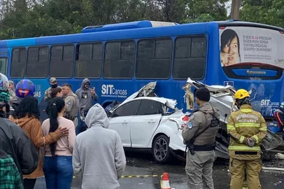 Homem é encontrado morto em carro no bairro Rio Branco, em Canoas<!-- NICAID(16083590) -->