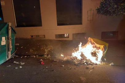 Incêndio de contêiner amarelo em Caxias do Sul<!-- NICAID(15577035) -->
