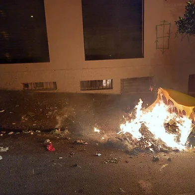Incêndio de contêiner amarelo em Caxias do Sul<!-- NICAID(15577035) -->