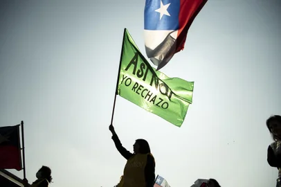 People demonstrate against the draft of the new constitution in Santiago, on August 27, 2022. - Chile votes in a referendum on September 4, whether to approve the draft of the new constitution or not. Chile's constitutional convention, made up of 154 members who are mostly political independents, spent a year creating the new document to replace the constitution adopted during Augusto Pinochet's dictatorship (1973-1990). (Photo by MARTIN BERNETTI / AFP)<!-- NICAID(15189206) -->