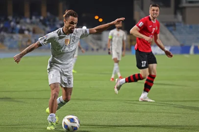 Hilal's forward Michael (L) vies for the ball during the AFC Champions League group A match between Tajikistan's Istiklol and Saudi Arabia's Al-Hilal on April 19, 2022, at the Prince Faisal Bin Fahd stadium in the capital Riyadh. (Photo by FAYEZ NURELDINE / AFP)Editoria: SPOLocal: RiyadhIndexador: FAYEZ NURELDINESecao: soccerFonte: AFPFotógrafo: STF<!-- NICAID(15272532) -->