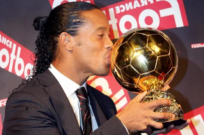 EMBARGO-FBL-EUR-AWARD-RONALDINHOATTENTION EMBARGO - DO NOT USE BEFORE 1930GMT - DO NOT USE BEFORE 1930GMTBrazilian Barcelona midfielder Ronaldinho poses with his trophy after being awarded as 50th Ballon d'Or (Golden Ball), for best football player of the year, 28 November 2005 in Paris. Ronaldinho becomes the third Brazilian to win the award after compatriots Ronaldo in 1997 and 2002, and Rivaldo in 1999.     AFP PHOTO FRANCK FIFE (Photo by FRANCK FIFE / AFP)Editoria: SPOLocal: ParisIndexador: FRANCK FIFESecao: soccerFonte: AFP<!-- NICAID(15898165) -->