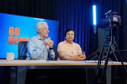 Foi durante a pandemia de Covid-19 que Maria Helena e Tarcísio Cabral, hoje com 70 anos, perceberam a urgência de se adaptar ao mundo digital. Em meio ao isolamento social, tarefas básicas do cotidiano — como pagar contas, marcar consultas ou conversar com amigos — passaram a depender do uso de celulares e computadores.Casados há 43 anos e sem filhos para auxiliá-los nessas questões, os engenheiros eletricistas aposentados buscaram cursos de tecnologia e marketing digital para aprender a dominar essas ferramentas. O processo trouxe mais autonomia e confiança ao casal, que decidiu compartilhar esse conhecimento com pessoas da mesma geração. Assim nasceu o projeto 60 Demais, iniciativa voltada à inclusão digital de pessoas 60+.<!-- NICAID(16316566) -->