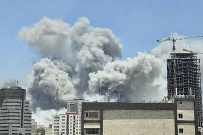 This UGC image posted on social media on June 23, 2025 shows a plume of smoke billowing after Israeli strikes in Tehran the same day. Israel said it struck Iran Revolutionary Guards sites in Tehran and the city's notorious Evin prison on June 23, instensifying its attacks a day after the United States hit the Islamic republic's nuclear facilities (Photo by UGC / AFP) / RESTRICTED TO EDITORIAL USE - MANDATORY CREDIT "AFP PHOTO / UGC / ANONYMOUS  " - NO MARKETING NO ADVERTISING CAMPAIGNS  -NO ACCESS ISRAEL MEDIA/PERSIAN LANGUAGE TV STATIONS OUTSIDE IRAN/ STRICTLY NO ACCESS BBC PERSIAN/ VOA PERSIAN/ MANOTO-1 TV/ IRAN INTERNATIONAL/RADIO FARDA  - AFP IS NOT RESPONSIBLE FOR ANY DIGITAL ALTERATIONS TO THE PICTURE'S EDITORIAL CONTENT / Editoria: WARLocal: TehranIndexador: -Secao: warFonte: UGCFotógrafo: Handout<!-- NICAID(16065431) -->