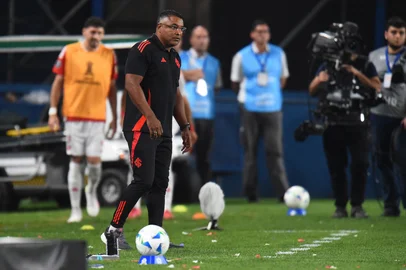 Internacional's head coach Roger looks on during the Copa Libertadores group stage football match between Uruguay's Nacional and Brazil's Internacional at the Gran Parque Central stadium in Montevideo, on May 15, 2025. (Photo by DANTE FERNANDEZ / AFP)<!-- NICAID(16042821) -->