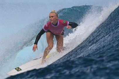 Brazil's Tatiana Weston-Webb drops into a wave in the women's surfing semi-finals, during the Paris 2024 Olympic Games, in Teahupo'o, on the French Polynesian Island of Tahiti, on August 5, 2024. (Photo by Jerome BROUILLET / AFP) / -- IMAGE RESTRICTED TO EDITORIAL USE - STRICTLY NO COMMERCIAL USE --<!-- NICAID(15833378) -->