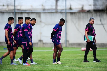 CAXIAS DO SUL, RS, BRASIL, 02/02/2025. Treino do Caxias no CT Baixada Rubra Vanderlei Bersaghi. A SER Caxias irpa enfrentar o Ypiranga, em jogo único, pelas quartas de final do Campeonato Gaúcho 2026. Na foto, primeiro treino do novo técnico, Marcelo Cabo. (Porthus Junior/Agência RBS)Indexador: BTK<!-- NICAID(16217114) -->