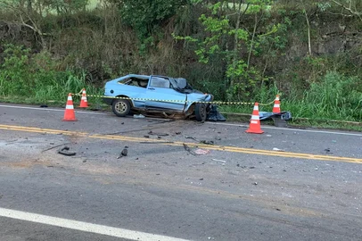 Quatro pessoas morrem em acidente entre carro e ônibus na RS-404, em Rondinha<!-- NICAID(16034714) -->