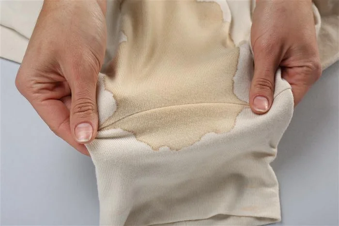 Como tirar manchas de roupas brancas e coloridas sem danificar o tecido ...