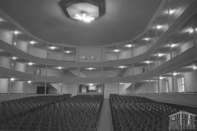 Interiores do Cine Ópera em 1988. Texto:Há 30 anos, boa parte do noticiário local destacava as incertezas em torno do extinto Cine Ópera, cuja história veio abaixo de forma melancólica em uma data difícil de esquecer: a madrugada de 24 de dezembro de 1994, véspera de NatalCriminoso ou acidental, o incêndio - que transformou em ruínas a mais bela casa de espetáculos que Caxias já teve - provavelmente jamais terá suas causas devidamente elucidadas. Resta um misto de saudosismo, indignação e resignação, potencializadas pelas imagens desta página. Elas foram registradas pelo fotógrafo Antonio Carlos Galvão (in memoriam) em maio de 1988, oito anos antes de as chamas tomarem a esquina das ruas Pinheiro Machado e Dr. Montaury.<!-- NICAID(15935246) -->
