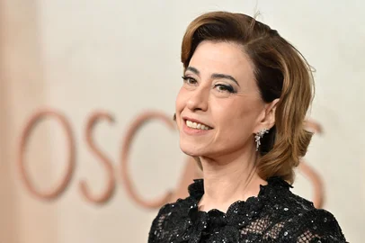 A atriz brasileira Fernanda Torres participa da 97ª edição do Oscar no Dolby Theatre em Hollywood, Califórnia, em 2 de março de 2025. (Foto de Robyn Beck / AFP)<!-- NICAID(15988964) -->
