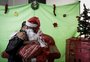 Papai Noel entrega presentes e afeto e recebe carinho das crianças na Fundação Pão dos Pobres