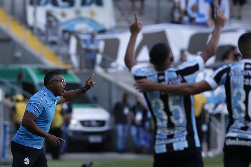 "Vou definir quem vai permanecer", diz Roger Machado sobre fim do revezamento no gol do Gr&ecirc;mio