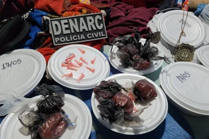 Pai e filho são presos com marmitas desviadas de abrigo e drogas em Porto Alegre<!-- NICAID(15767405) -->