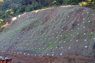 Dnit aplica biomantas vegetais em encostas da BR-470, na Serra das Antas, para prevenir novos deslizamentos.<!-- NICAID(16049892) -->