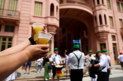 PORTO ALEGRE, RS, BRASIL, 05-10-2025: A 1ª Oktoberfest oficial de Porto Alegre. A festa germânica realizada neste domingo, 5, na Rua Sete de Setembro, nas proximidades da Casa de Cultura Mário Quintana, no Centro Histórico. O evento gratuito, contou com mais de 20 cervejarias parceiras e cerca de cem torneiras de chope. Foto: Camila Hermes/Agencia RBS<!-- NICAID(16139622) -->