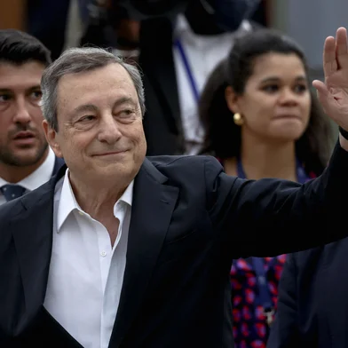 Italian Prime Minister Mario Draghi waves during the G7 summit at Elmau Castle, southern Germany, on June 27, 2022. - The Group of Seven leading economic powers are meeting in Germany for their annual gathering from June 26 to 28, 2022. (Photo by LUKAS BARTH / POOL / AFP)Editoria: POLLocal: Elmau CastleIndexador: LUKAS BARTHSecao: diplomacyFonte: POOLFotógrafo: STR<!-- NICAID(15148972) -->