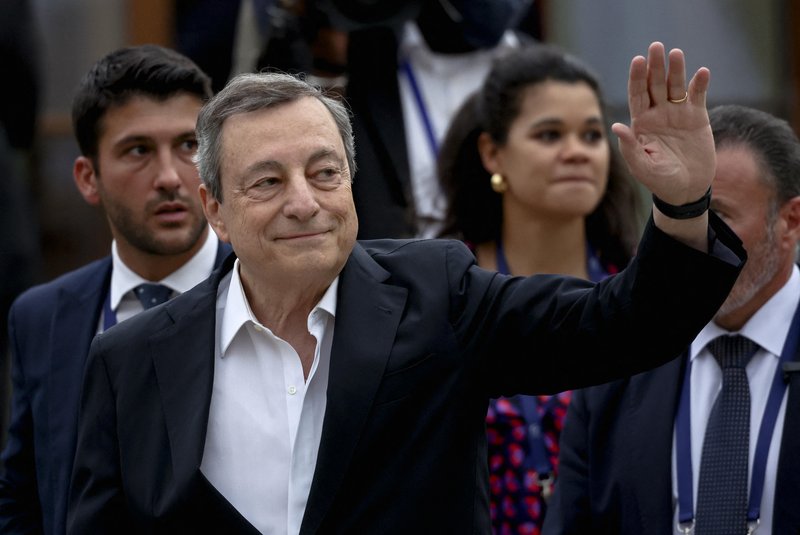 Italian Prime Minister Mario Draghi waves during the G7 summit at Elmau Castle, southern Germany, on June 27, 2022. - The Group of Seven leading economic powers are meeting in Germany for their annual gathering from June 26 to 28, 2022. (Photo by LUKAS BARTH / POOL / AFP)Editoria: POLLocal: Elmau CastleIndexador: LUKAS BARTHSecao: diplomacyFonte: POOLFotógrafo: STR<!-- NICAID(15148972) -->