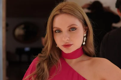 Tem atriz de Caxias do Sul na tela do Reelshort, aplicativo de dramas curtos em HD e histórias verticais. Duda Reinheimer dá vida à Nicole Junqueira, vilã da novela As Gêmeas e o Magnata, que estreou na última semana no app. Na trama, a malvada obriga a mocinha Cíntia Prado a se passar por ela e casar-se com o bilionário Carlos Klein, interpretado pelo gaúcho José Cláudio Grando, natural de Maximiliano de Almeida. Cíntia é interpretada pela atriz Lívia Dall’Acqua, de Osasco.FOTO: Duda Reinheimer interpreta a personagem Nicole Junqueira<!-- NICAID(16067063) -->