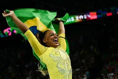 Olympics: Artistic Gymnastics - women's qualification competition, preliminary roundSecond-placed Brazil's Rebeca Andrade celebrates after the artistic gymnastics women's all around final during the Paris 2024 Olympic Games at the Bercy Arena in Paris, on August 1, 2024. (Photo by Loic VENANCE / AFP)Editoria: SPOLocal: ParisIndexador: LOIC VENANCESecao: gymnasticsFonte: AFPFotógrafo: STF<!-- NICAID(15830059) -->