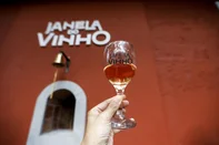 PORTO ALEGRE, RS, BRASIL, 07.01.2024: A colunista Juliana Bublitz apresenta um bar que serve vinhos atraves de um pequena janela. Foto: Camila Hermes/Agencia RBS<!-- NICAID(15949058) -->