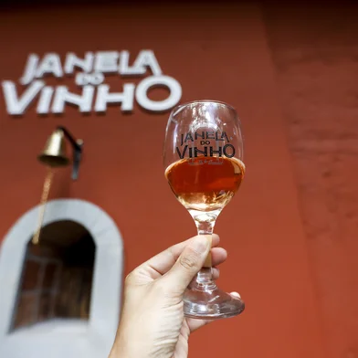 PORTO ALEGRE, RS, BRASIL, 07.01.2024: A colunista Juliana Bublitz apresenta um bar que serve vinhos atraves de um pequena janela. Foto: Camila Hermes/Agencia RBS<!-- NICAID(15949058) -->