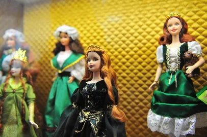 CAXIAS DO SUL, RS - 16/07/2014 - Coleção de bonecas da exposição Barbie Terras Distantes, com 205 bonecas dos cinco continentes. Na foto a Barbie Áine, 2008. (GABRIEL LAIN / ESPECIAL)