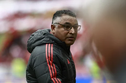 PORTO ALEGRE, RS, BRASIL, 12-07-2025: Internacional x Vitória. Em partida válida pela 13ª rodada do Campeonato Brasileiro, o Internacional recebe no Beira Rio a equipe do Vitória. O time do técnico Roger Machado tentar sair da zona de rebaixamento após parada devido ao Mundial de Clubes. Técnico, Roger Machado. Foto: André Ávila/Agência RBSIndexador: Andre Avila<!-- NICAID(16079253) -->