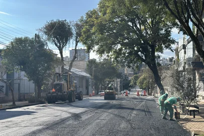 As obras de implantação da rede de esgotamentos sanitário estão na reta final no bairro Universitário. A previsão é de conclusão dos trabalhos nos primeiros dias de agosto.Na Rua Alexandre de Antoni, a construção da rede já está concluída. As obras no trecho entre Roque Callage e Arcy da Rocha Nóbrega são para repavimentação em paralelepípedos, que podem determinar bloqueios totais durante a execução.Perto dali, também prosseguem os trabalhos na Rua Moreira César, entre a Rua Avelino Adamatti e a Perimetral Norte. Neste trecho, as obras são na calçada do lado direito, mas com bloqueio no corredor de ônibus.Na Rua Dr Montaury, a implantação da rede de esgoto e a substituição da canalização de água estão concluídas. A movimentação agora – com momentos de bloqueio – fica a cargo da Codeca, contratada pelo Samae para asfaltar o trecho afetado pelas obras de saneamento, desde a Rua 25 de Julho até a Hércules Galló.<!-- NICAID(16088262) -->