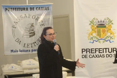 Aberta a 19ª edição do Passaporte da Leitura. O projeto proporciona o encontro de estudantes com escritores reconhecidos nacionalmente.A Diretoria do Livro, Literatura e Leitura, da Secretaria Municipal da Cultura (SMC), por meio do Programa Permanente de Estímulo à Leitura (PPEL), promoveu o lançamento do 19º Passaporte da Leitura, apresentando os escritores e as escolas participantes da edição deste ano. A solenidade aconteceu nesta quinta-feira (10/08), às 14h, na Galeria de Arte Gerd Bornheim. Os participantes foram recepcionados pela amiga do livro de 2023, Aline Luz, que realizou uma apresentação artística e contação de histórias.FOTO: Cristina Nora Calcagnotto, secretária da Cultura de Caxias do Sul.<!-- NICAID(15507318) -->