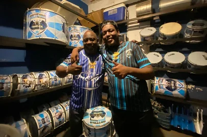 Bateria de Bambas da Orgia reúne talentos de família e inova com bossas "de cinema"<!-- NICAID(16172085) -->