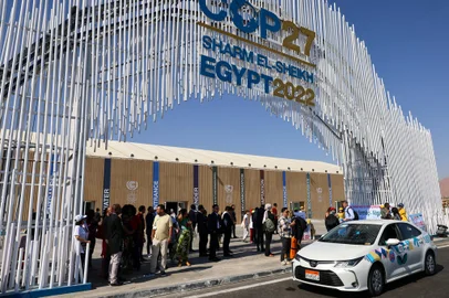 Delegates arrive at the Sharm El Sheikh International Convention Centre, in Egypt's Red Sea resort of the same name, on November 6, 2022, for the 2022 United Nations Climate Change Conference, more commonly known as COP27. - Diplomats from nearly 200 countries gathering in the Red Sea resort for the November 6-18 conference are tasked with greening the global economy and helping poor, climate-vulnerable nations who have barely contributed to the problem cope with evermore deadly storms, heatwaves, droughts and floods. (Photo by JOSEPH EID / AFP)Editoria: ENVLocal: Sharm el SheikhIndexador: JOSEPH EIDSecao: environmental politicsFonte: AFPFotógrafo: STF<!-- NICAID(15256991) -->